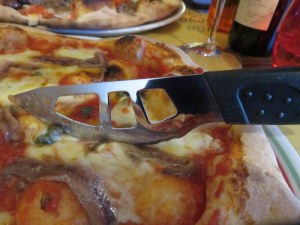Is this a great pizza knife or what! So many in Italy are dull. 